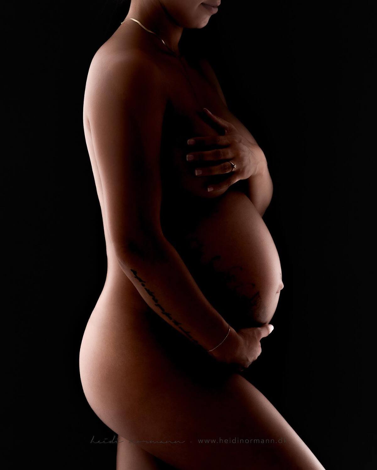 profil af gravid kvindekrop