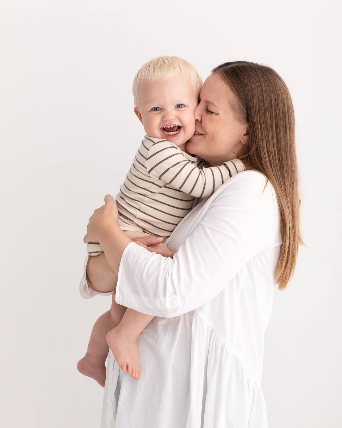 smilende dreng med mor