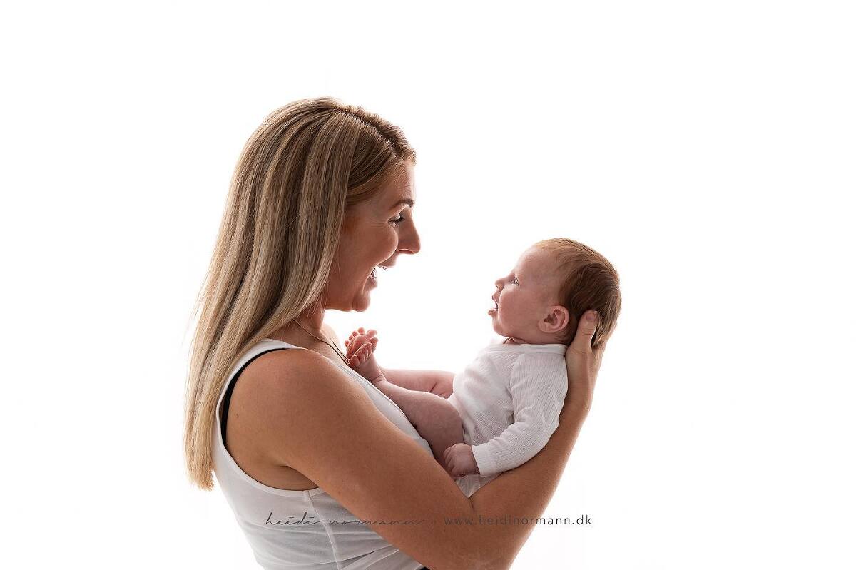 mor og baby smiler til hinanden