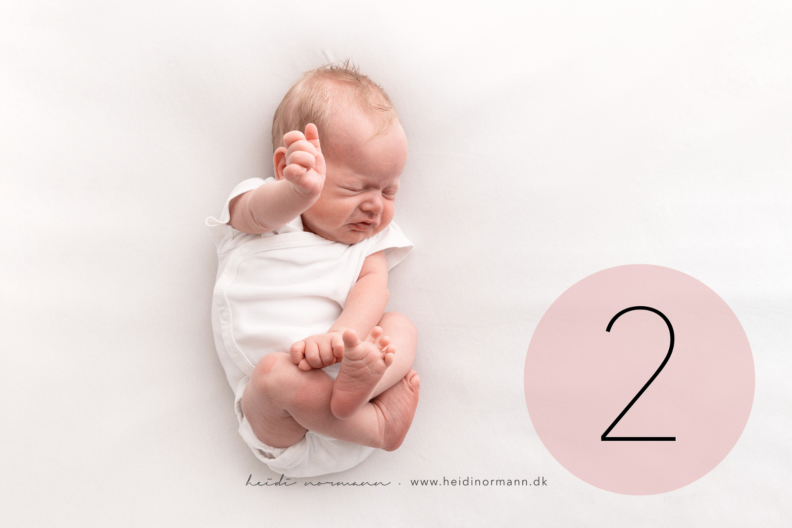 nyfødt der strækker sig fotograf Heidi normann